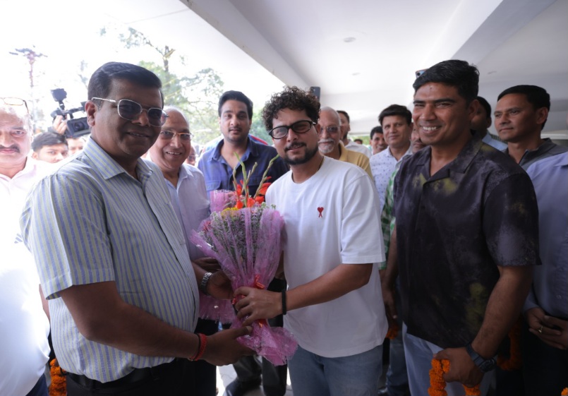 भारतीय क्रिकेट टीम के स्टार गेंदबाज कुलदीप यादव पहुँचे, महिम वर्मा को अपनी शादी का न्योता देने। 