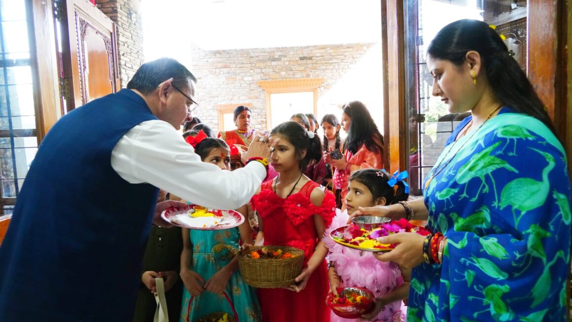 मुख्यमंत्री धामी ने मुख्यमंत्री आवास में मनाया लोकपर्व फूलदेई।