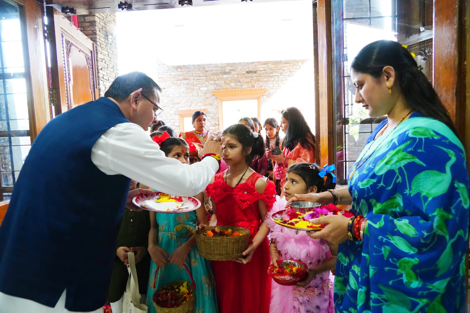 मुख्यमंत्री धामी ने मुख्यमंत्री आवास में मनाया लोकपर्व फूलदेई।