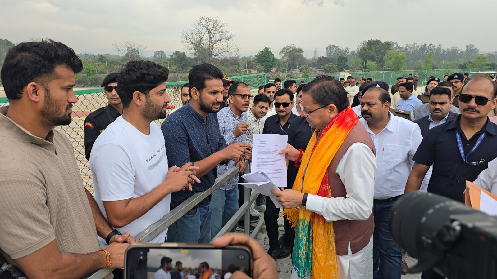 सीएम धामी ने खटीमा के नगला तराई में, सुनी जनसमस्याएं अधिकारियों को समाधान के दिए निर्देश।