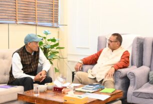 कृषि एवं उद्यान विभाग के अधिकारियों के साथ की विभागीय समीक्षा, कृषि मंत्री गणेश जोशी।