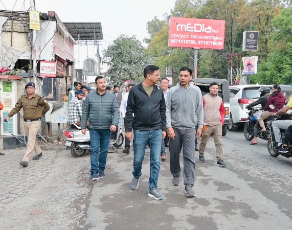 DM सविन बंसल एवं PWD सचिव पंकज पाण्डेय ने,.शहर में रोड कटिंग का किया निरीक्षण, कहा रोड कटिंग शर्तों की अनदेखी पर होगी सख्त कार्रवाई।