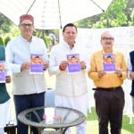 मुख्यमंत्री ने किया ‘‘उत्तराखण्ड़ की मिट्टी से – नायक से जन नायक पुष्कर सिंह धामी’’ पंचाग टेबल कैलेंडर का विमोचन।