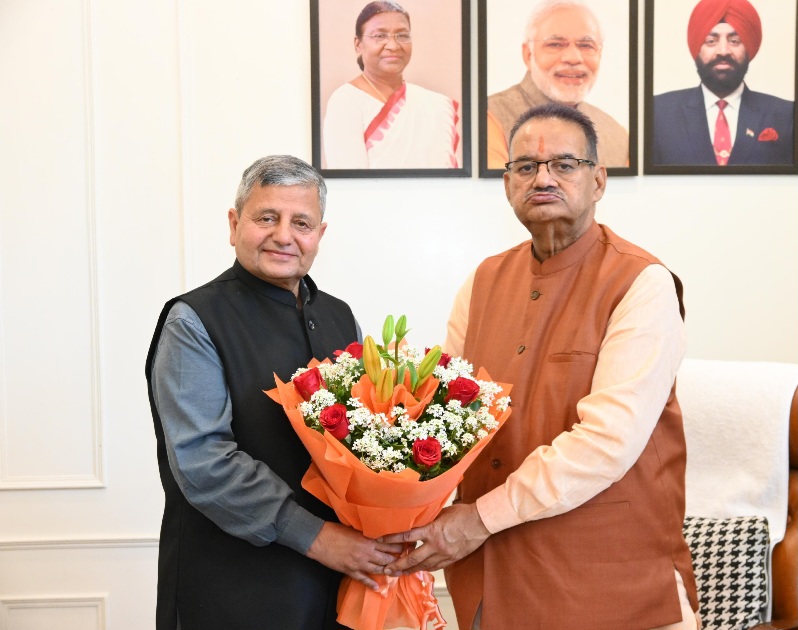 कृषि मंत्री गणेश जोशी से, भरसार विश्वविद्यालय के कुलपति ने की शिष्टाचार भेंट।   