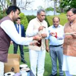 मुख्यमंत्री आवास परिसर में किया गया शहद निष्कासन कार्य, पहले चरण में निकला 60 किलोग्राम शहद।