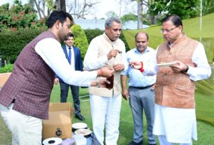 मुख्यमंत्री आवास परिसर में किया गया शहद निष्कासन कार्य, पहले चरण में निकला 60 किलोग्राम शहद।