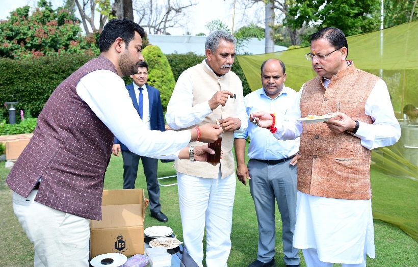 मुख्यमंत्री आवास परिसर में किया गया शहद निष्कासन कार्य, पहले चरण में निकला 60 किलोग्राम शहद।