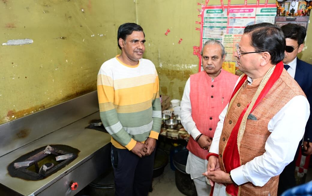मुख्यमंत्री पुष्कर सिंह धामी ने, रेस्टोरेंट में पहुंच लिया गैस आपूर्ति का जायजा।