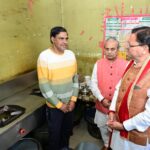 मुख्यमंत्री पुष्कर सिंह धामी ने, रेस्टोरेंट में पहुंच लिया गैस आपूर्ति का जायजा।