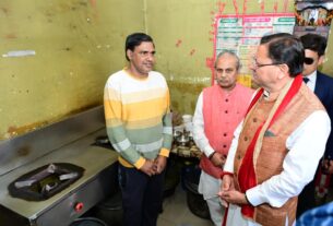 मुख्यमंत्री पुष्कर सिंह धामी ने, रेस्टोरेंट में पहुंच लिया गैस आपूर्ति का जायजा।