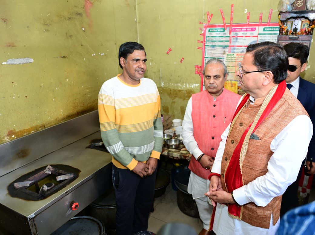 मुख्यमंत्री पुष्कर सिंह धामी ने, रेस्टोरेंट में पहुंच लिया गैस आपूर्ति का जायजा।