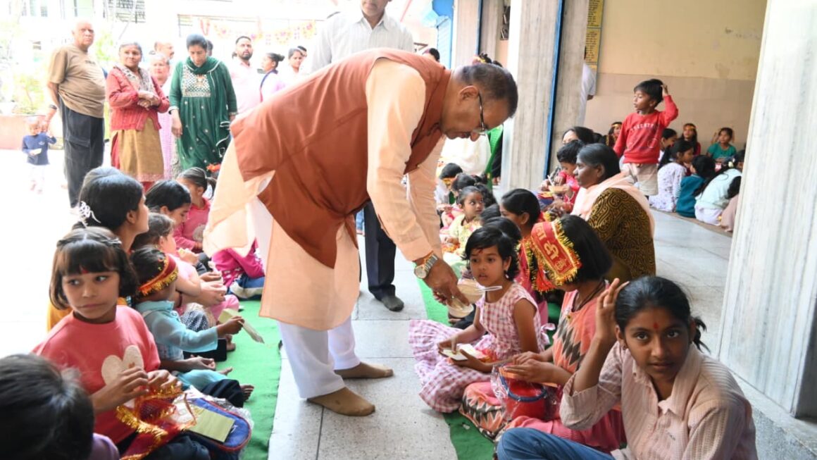 चौत्र नवरात्रि के अवसर पर किया कन्या पूजन, कैबिनेट मंत्री गणेश जोशी।