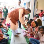 चौत्र नवरात्रि के अवसर पर किया कन्या पूजन, कैबिनेट मंत्री गणेश जोशी।