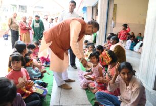 चौत्र नवरात्रि के अवसर पर किया कन्या पूजन, कैबिनेट मंत्री गणेश जोशी।