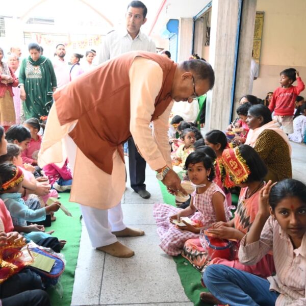 चौत्र नवरात्रि के अवसर पर किया कन्या पूजन, कैबिनेट मंत्री गणेश जोशी।