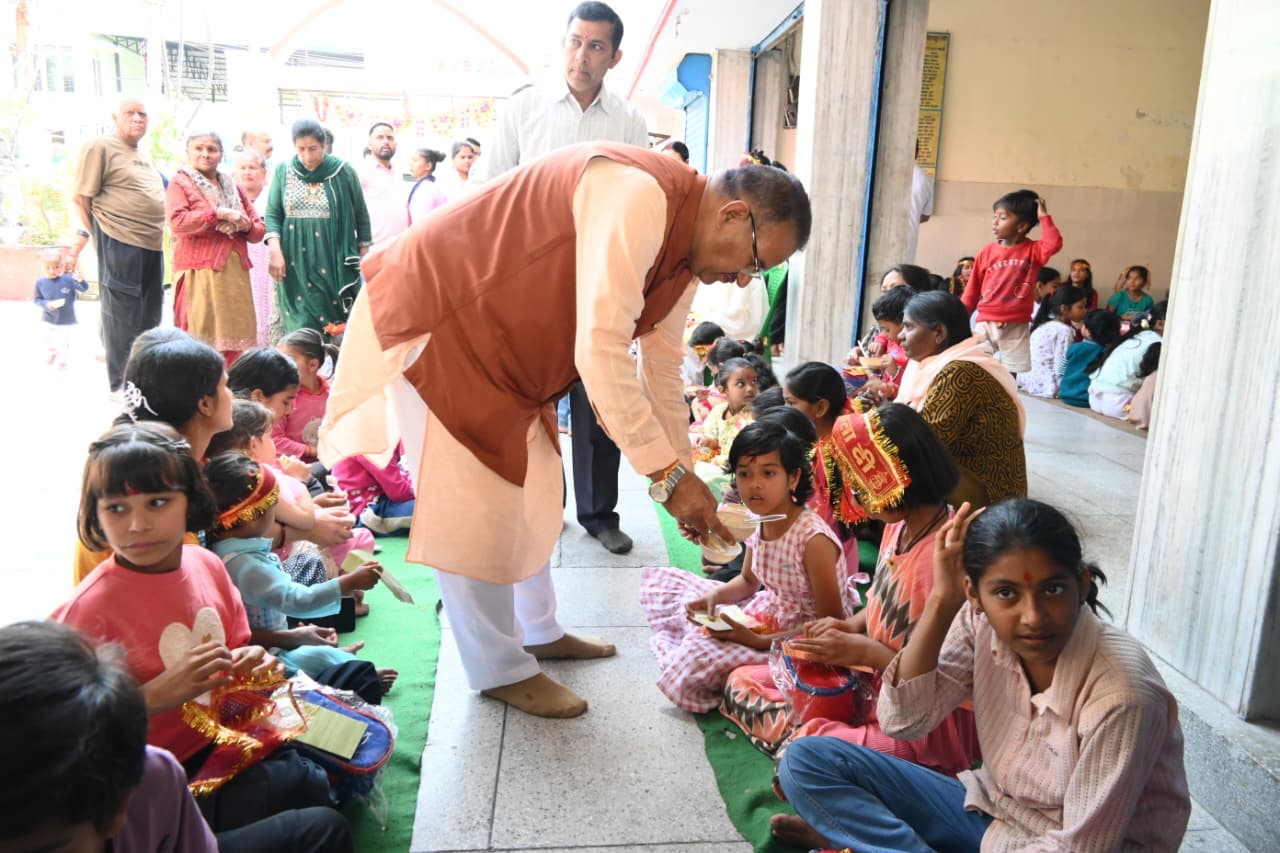 चौत्र नवरात्रि के अवसर पर किया कन्या पूजन, कैबिनेट मंत्री गणेश जोशी।