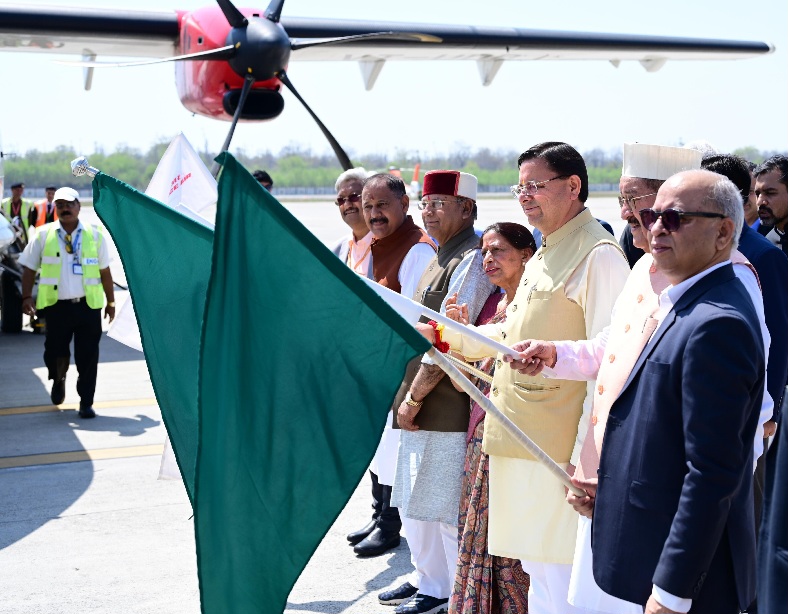 मुख्यमंत्री ने किया देहरादून, पिथौरागढ़ विमान सेवा का शुभारंभ।