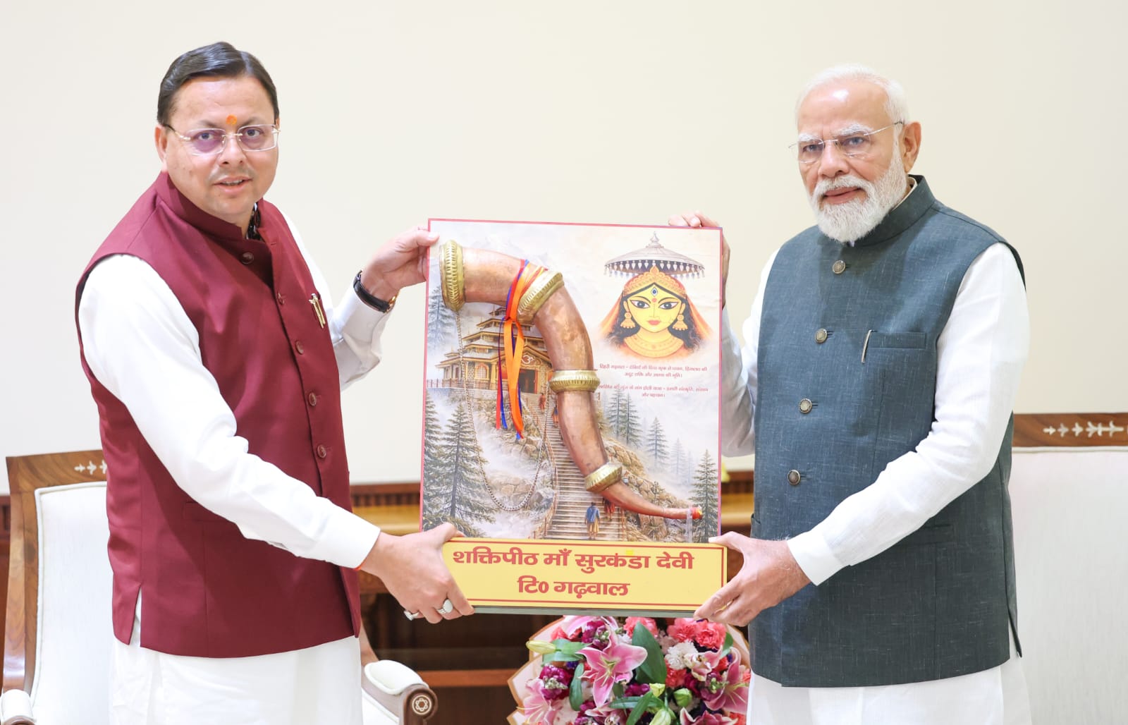 प्रधानमंत्री नरेंद्र मोदी से मिले सीएम पुष्कर धामी, उत्तराखंड आगमन का दिया निमंत्रण।