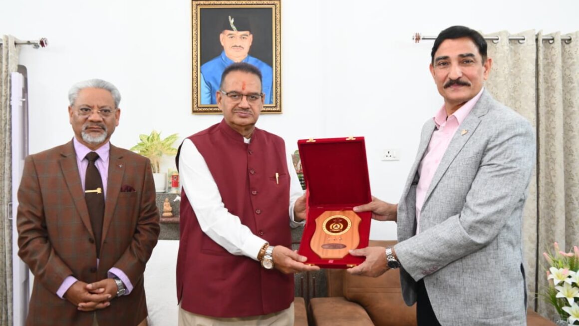 सैनिक कल्याण मंत्री गणेश जोशी से मिले, गढ़वाल राइफल्स के कर्नल ऑफ द् रेजिमेंट लेफ्टिनेंट जनरल दिनेश सिंह राणा।