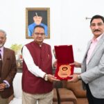 सैनिक कल्याण मंत्री गणेश जोशी से मिले, गढ़वाल राइफल्स के कर्नल ऑफ द् रेजिमेंट लेफ्टिनेंट जनरल दिनेश सिंह राणा।