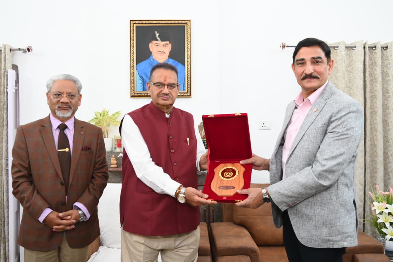 सैनिक कल्याण मंत्री गणेश जोशी से मिले, गढ़वाल राइफल्स के कर्नल ऑफ द् रेजिमेंट लेफ्टिनेंट जनरल दिनेश सिंह राणा।