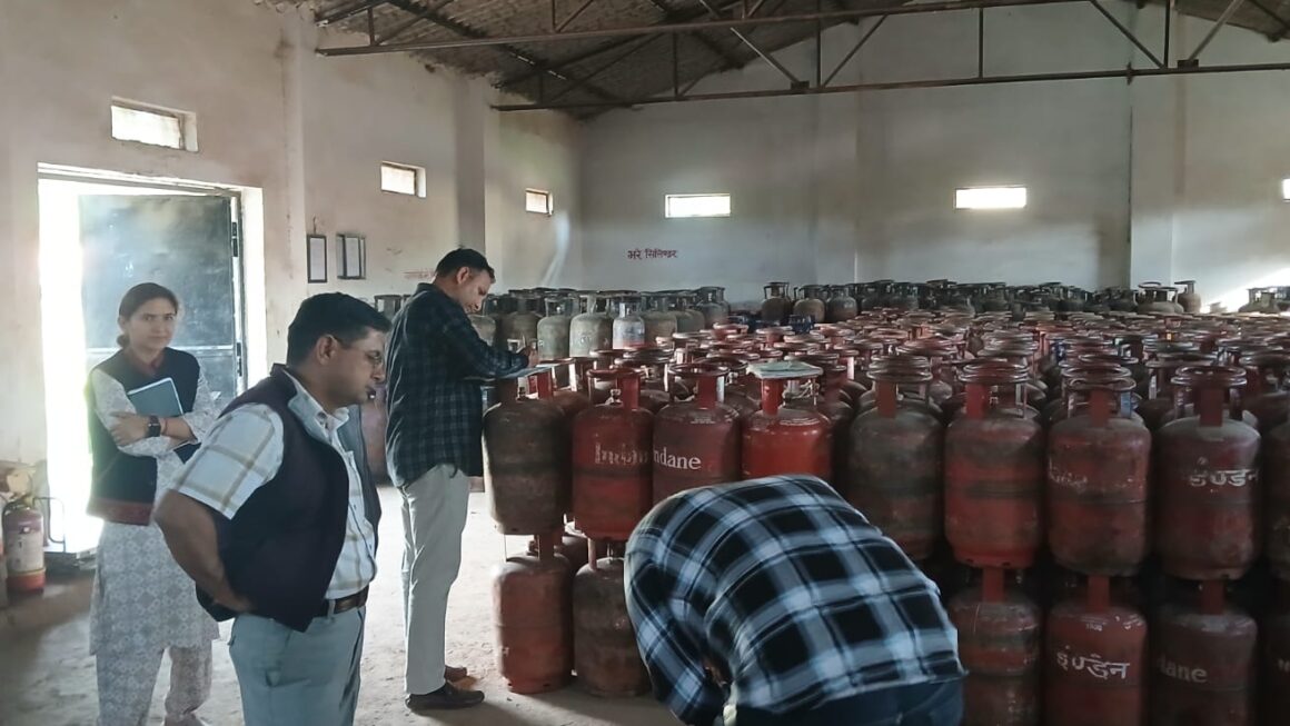 डीएम सविन बंसल की क्यूआरटी अलर्ट, 7 गैस एजेंसियों व 87 प्रतिष्ठानों पर छापेमारी, 05 घरेलू सिलेंडर जब्त।