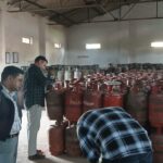 डीएम सविन बंसल की क्यूआरटी अलर्ट, 7 गैस एजेंसियों व 87 प्रतिष्ठानों पर छापेमारी, 05 घरेलू सिलेंडर जब्त।