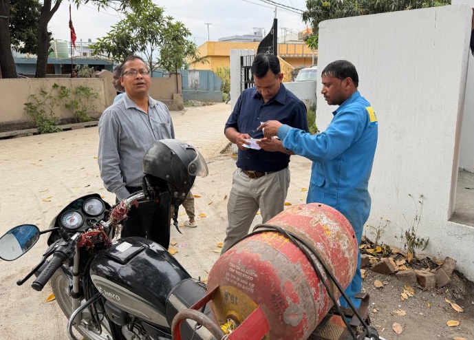 LPG गैस कालाबाजारी पर जिला प्रशासन सख्त, गैस सिलेंडर की डिलीवरी केवल अनुबंधित वाहनो से ही हो, डीएम सविन बंसल।