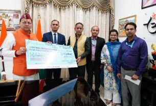 मुख्यमंत्री पुष्कर धामी को केनरा बैंक ने, मुख्यमंत्री राहत कोष हेतु 25 लाख रुपये का चेक किया भेंट।