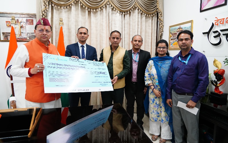 मुख्यमंत्री पुष्कर धामी को केनरा बैंक ने, मुख्यमंत्री राहत कोष हेतु 25 लाख रुपये का चेक किया भेंट।