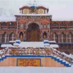 बदरीनाथ धाम में लगातार हो रही बर्फबारी से दो फिट तक जमी बर्फ,  25 मार्च तक के लिए मौसम विभाग ने की भविष्यवाणी।