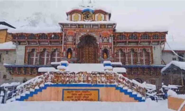 बदरीनाथ धाम में लगातार हो रही बर्फबारी से दो फिट तक जमी बर्फ,  25 मार्च तक के लिए मौसम विभाग ने की भविष्यवाणी।