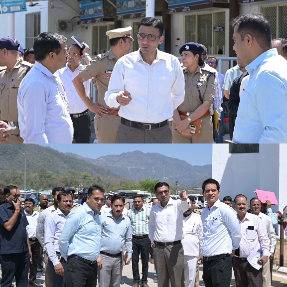 चारधाम यात्रा पंजीकरण हेतु, डीएम सविन बंसल ने ट्राजिट कैम्प ऋषिकेश में, 30 पंजीकरण कांउटर सहित 30 मोबाईल टीमें की तैनात।