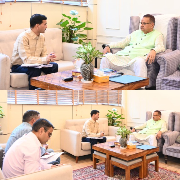 रेशम विभाग के अधिकारियों के साथ की विभागीय समीक्षा, कृषि मंत्री गणेश जोशी।