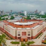 महिला आरक्षण बिल लोकसभा में अटका, दो-तिहाई बहुमत न मिलने से नहीं हो सका पारित।