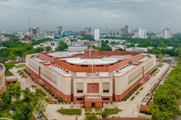 महिला आरक्षण बिल लोकसभा में अटका, दो-तिहाई बहुमत न मिलने से नहीं हो सका पारित।