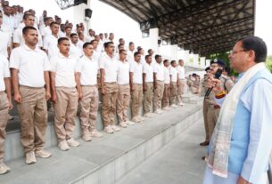 मुख्यमंत्री पुष्कर धामी ने पुलिस लाइन में, प्रशिक्षण ले रहे पुलिस कांस्टेबलों को किया संबोधित।