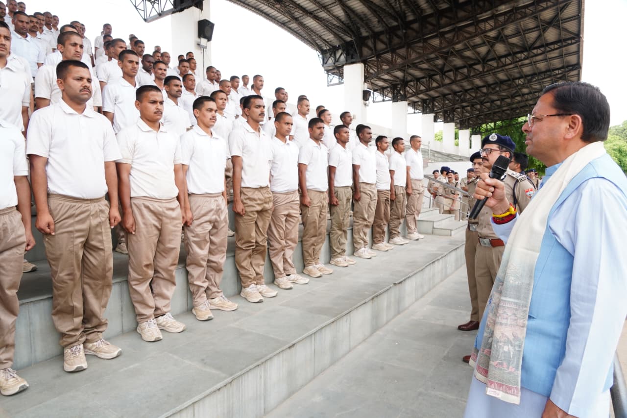मुख्यमंत्री पुष्कर धामी ने पुलिस लाइन में, प्रशिक्षण ले रहे पुलिस कांस्टेबलों को किया संबोधित।