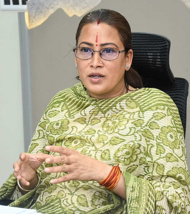 विभागीय मंत्री रेखा आर्या से वार्ता के बाद, धरना खत्म करने पर राजी हुए पीआरडी स्वयं सेवक।