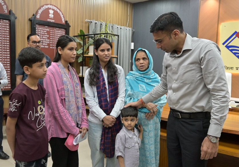 डीएम सविन बंसल ने माफ़ करवाया, असहाय विधवा का बैंक ऋण,  बच्चों की शिक्षा की भी संभाली जिम्मेदारी। 