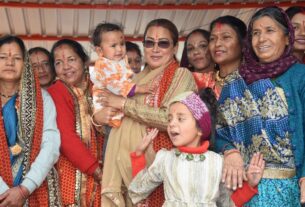 सोमेश्वर में देव पूजन वैशी कार्यक्रम में हुई शामिल, मंत्री रेखा आर्या।