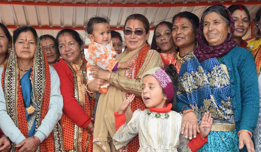 सोमेश्वर में देव पूजन वैशी कार्यक्रम में हुई शामिल, मंत्री रेखा आर्या।