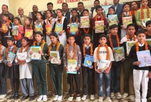 स्कूलों में प्रवेशोत्सव के तहत 67815 नये छात्रों ने लिया दाखिला, नव प्रवेशित बच्चों का फूल-मालाओं से हुआ स्वागत।