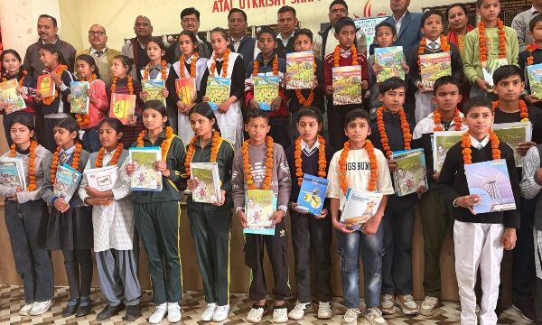 स्कूलों में प्रवेशोत्सव के तहत 67815 नये छात्रों ने लिया दाखिला, नव प्रवेशित बच्चों का फूल-मालाओं से हुआ स्वागत।