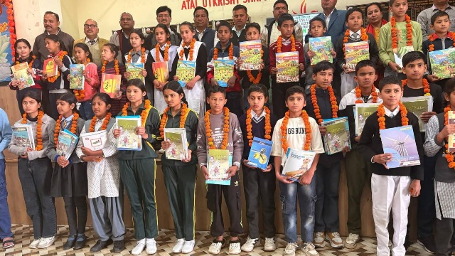 स्कूलों में प्रवेशोत्सव के तहत 67815 नये छात्रों ने लिया दाखिला, नव प्रवेशित बच्चों का फूल-मालाओं से हुआ स्वागत।