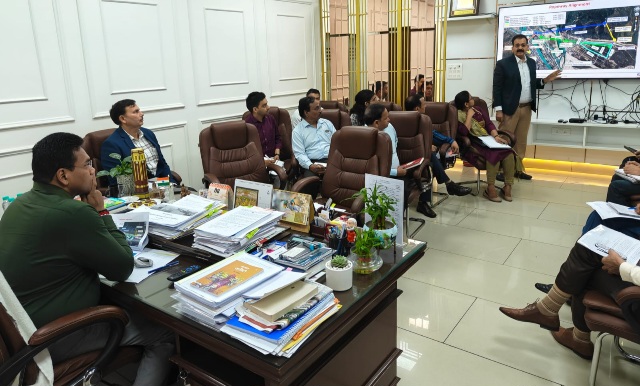 मुख्यमंत्री के निर्देशों पर सचिव आवास डॉ. आर. राजेश कुमार ने की बैठक, डीपीआर स्तर पर आगे बढ़ाने के निर्देश।