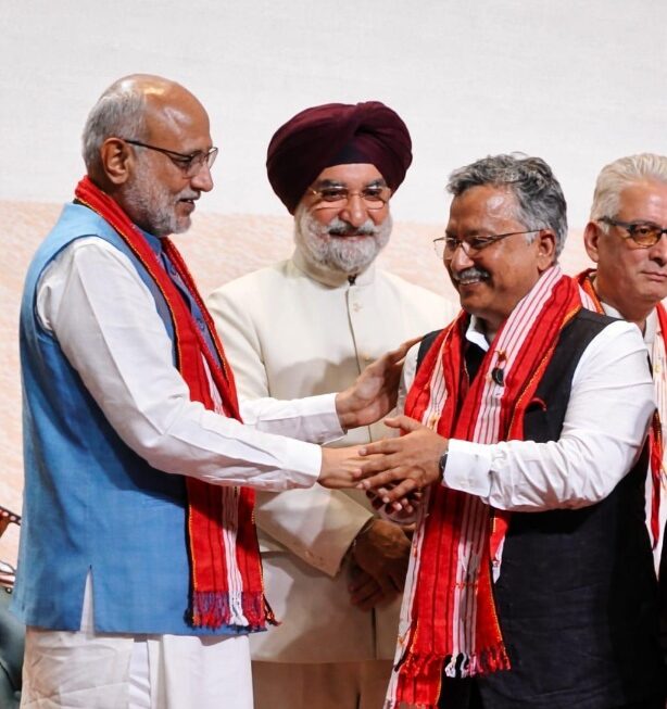 उपराष्ट्रपति ने यूकॉस्ट महानिदेशक, प्रो. दुर्गेश पंत को किया सम्मानित।