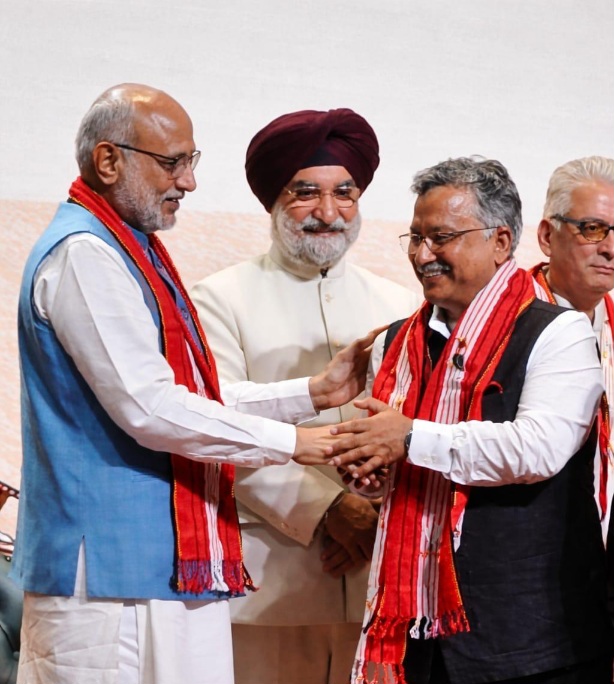 उपराष्ट्रपति ने यूकॉस्ट महानिदेशक, प्रो. दुर्गेश पंत को किया सम्मानित।