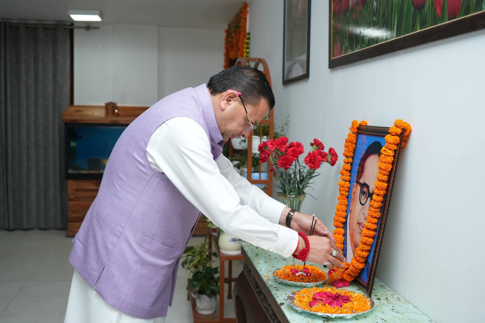 मुख्यमंत्री धामी ने भारत रत्न बाबा साहेब भीमराव अंबेडकर की, जयंती पर उनके चित्र पर पुष्प अर्पित कर भावपूर्ण स्मरण किया।