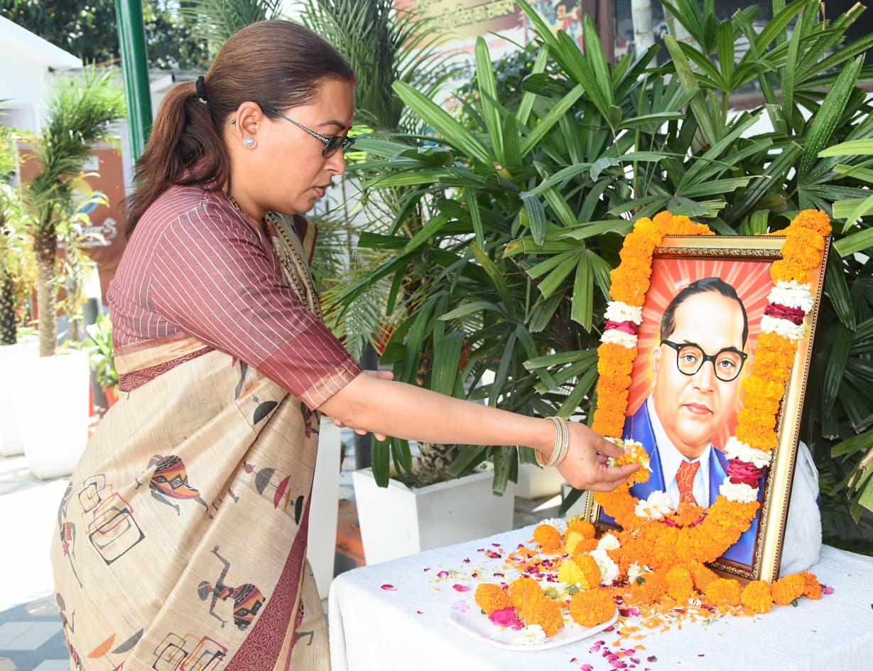 कैबिनेट मंत्री रेखा आर्या ने, डॉ. आंबेडकर को दी श्रद्धांजलि।